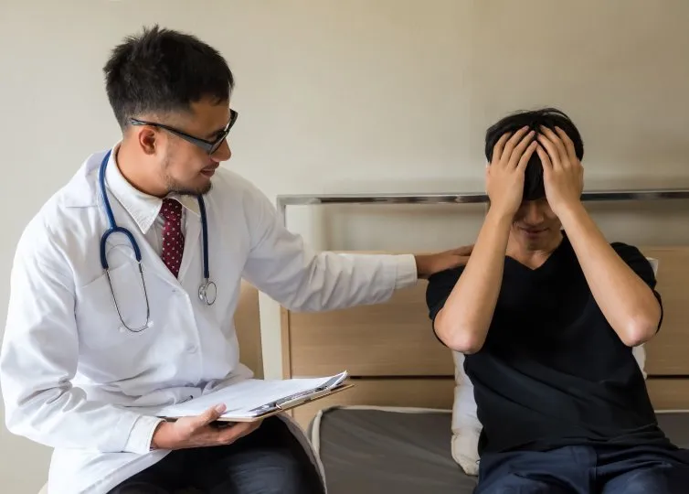 Врач консультирует пациента о лечении